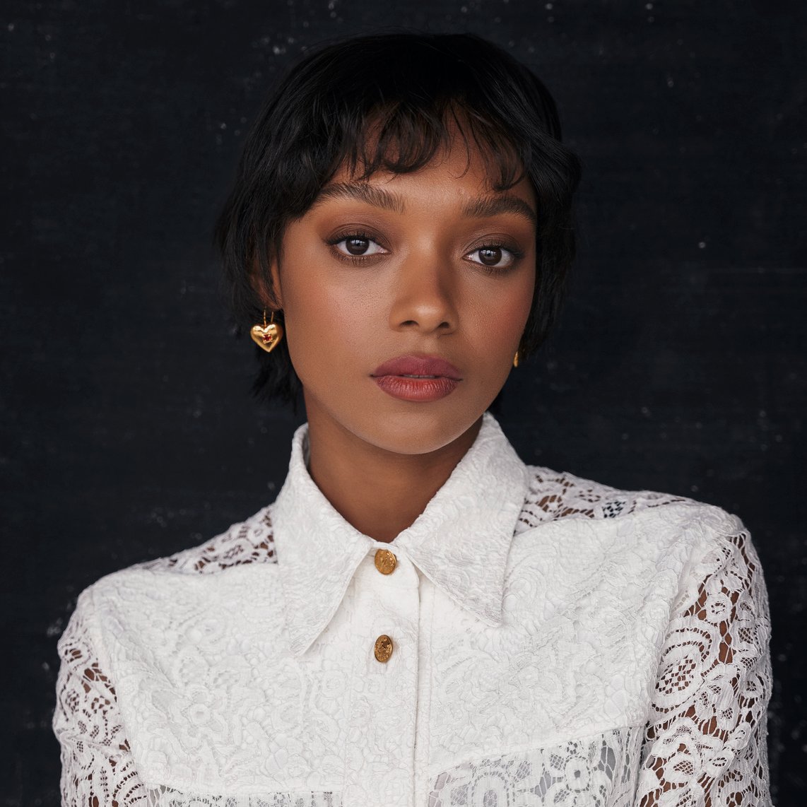 Australian actress, Sophie Wilde, appeared in the lead role in Talk to Me – labelled ‘the scariest horror movie of 2023’ – and starred opposite Stephen Fry in Netflix’s Everything Now. #EERisingStar