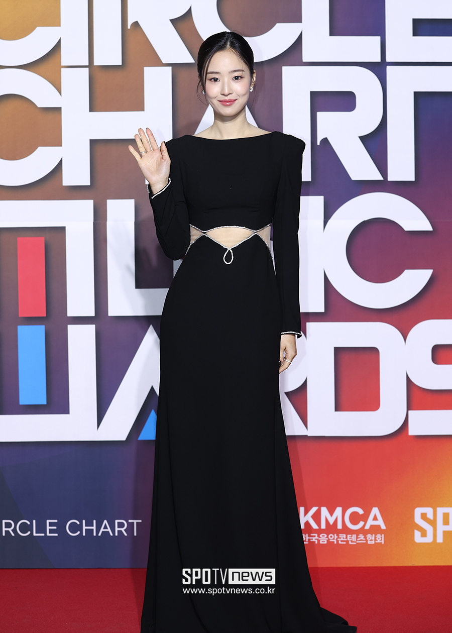 GDedTh_bcAAaUHS?format=jpg&name=large