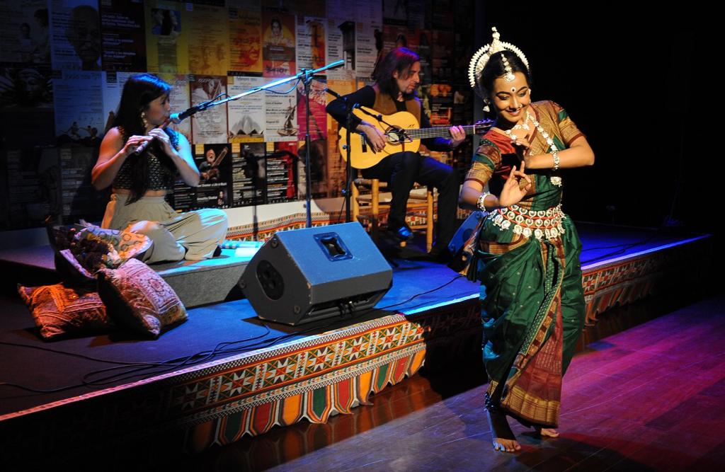 ¡Feliz 2024! Compartimos fotografías del evento de clausura del 20 aniversario de la Fundación Casa de la India con el concierto de Lara Wong (flauta bansuri) y Melón Jiménez (guitarra española), y la actuación de danza Odissi de Purnata Mohanty (maestra de danza Odissi del ICCR)