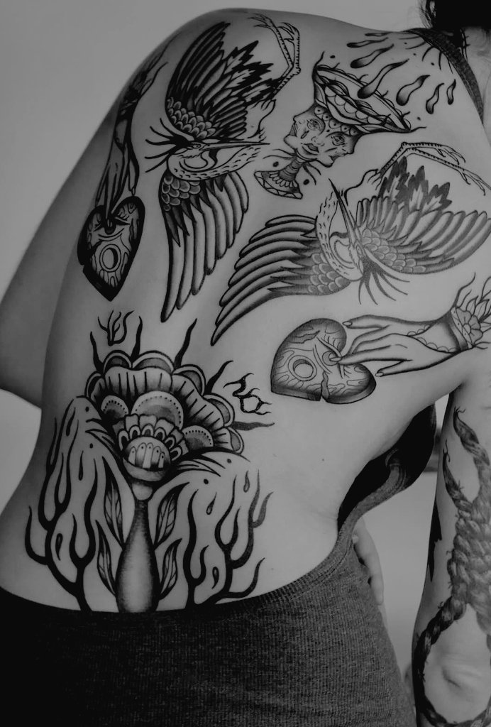 SrtaMorathi's tweet photo. NECESARIO enseñaros el tattoo de mi espalda, hoy me pasó las fotos mi tatuador y no puedo estar más enamorada.

Solo cosas medio turbias llevo tatuadas en mi piel. Pero eh y lo hermosas que se ven? 🖤✨👻 https://t.co/xfwRsV3ozV