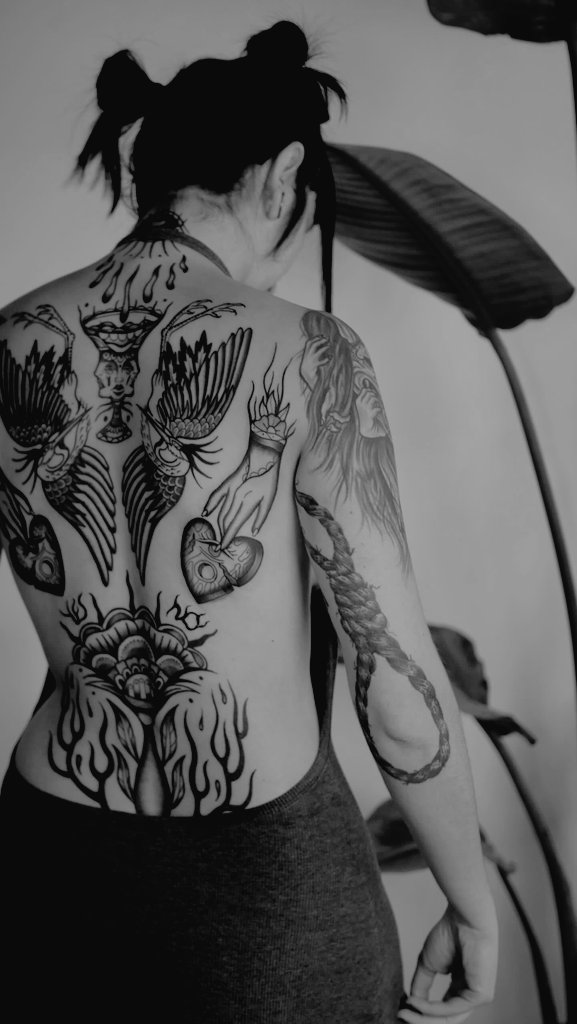 SrtaMorathi's tweet photo. NECESARIO enseñaros el tattoo de mi espalda, hoy me pasó las fotos mi tatuador y no puedo estar más enamorada.

Solo cosas medio turbias llevo tatuadas en mi piel. Pero eh y lo hermosas que se ven? 🖤✨👻 https://t.co/xfwRsV3ozV