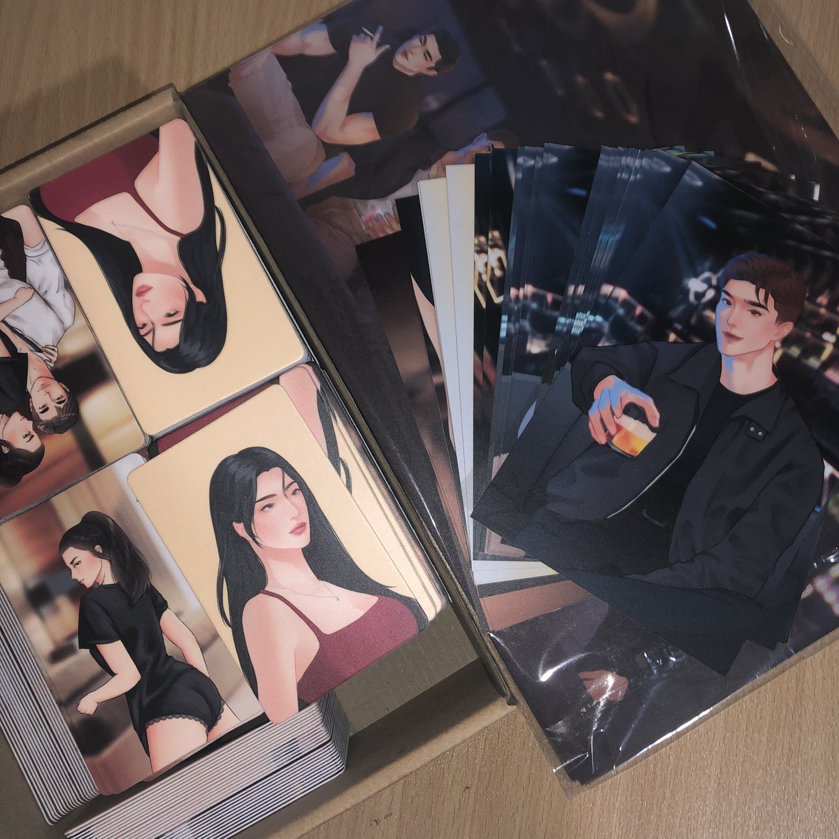 📣 | November Merch &amp; #SolaceBatch2 Update:

Dumating na po yung mga papel merch, while acrlic merch are still in-production. Nag-start na rin po mag-prod ng freebies. 

Tina-try po namin ihabol lahat before Jan 20 para pwedeng i-pick up din sa KJ event. ☺️