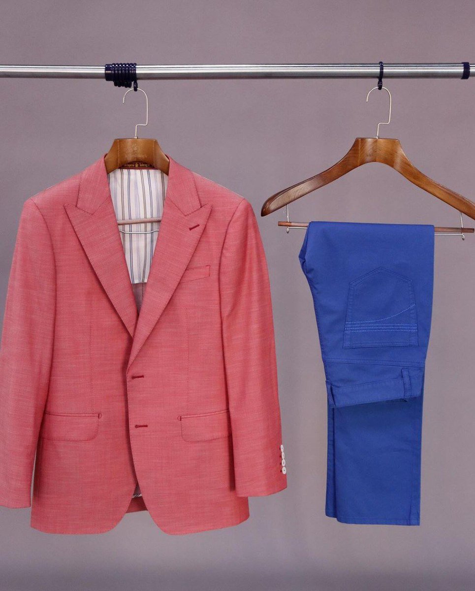 Идеальный способ добавить немного цвета в ваш однотонный гардероб это – яркий костюм.

Наши мастера обладают огромным опытом и тонким чувством стиля. Так же наши мастера помогут Вам подобрать ткань, цвет и общий образ вашего образа📷