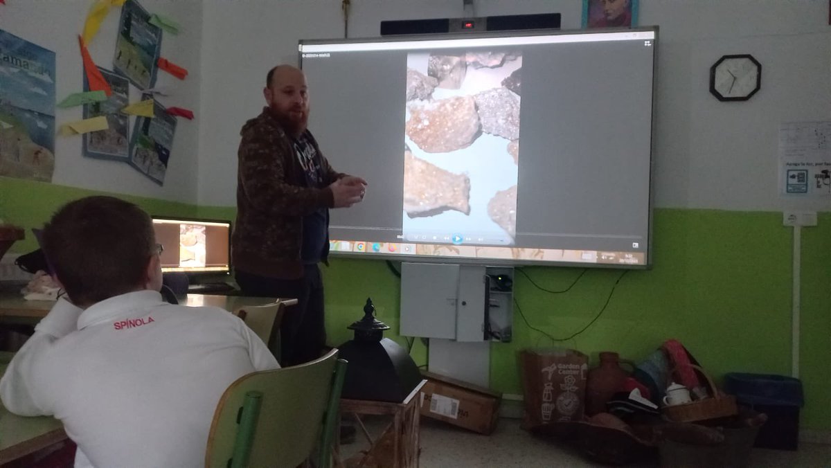 scorazoncoria's tweet photo. No hay mejor manera de aprender sobre las rocas y los minerales que hacerlo de la mano de un trabajador de la minería. Él es Sergio, actualmente trabaja en la mina de Sotiel. 
Sergio pasó la mañana con alumnos de 4° de Primaria para explicarles curiosidades sobre minerales. https://t.co/K43soswXPm