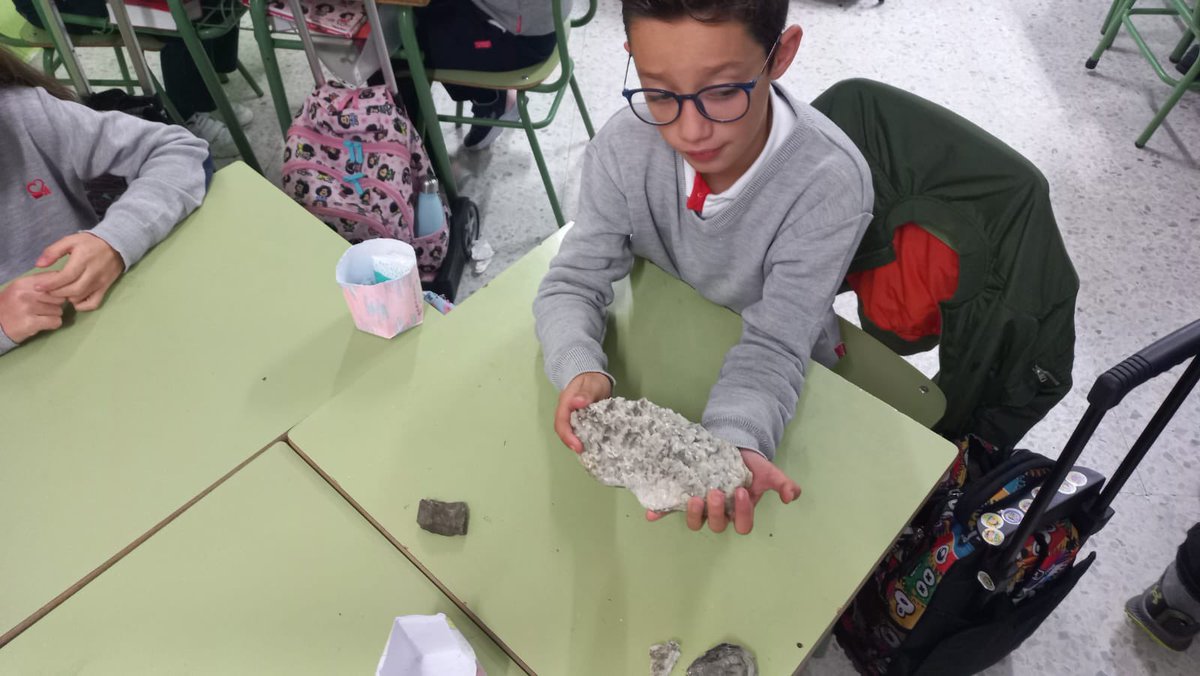 scorazoncoria's tweet photo. No hay mejor manera de aprender sobre las rocas y los minerales que hacerlo de la mano de un trabajador de la minería. Él es Sergio, actualmente trabaja en la mina de Sotiel. 
Sergio pasó la mañana con alumnos de 4° de Primaria para explicarles curiosidades sobre minerales. https://t.co/K43soswXPm