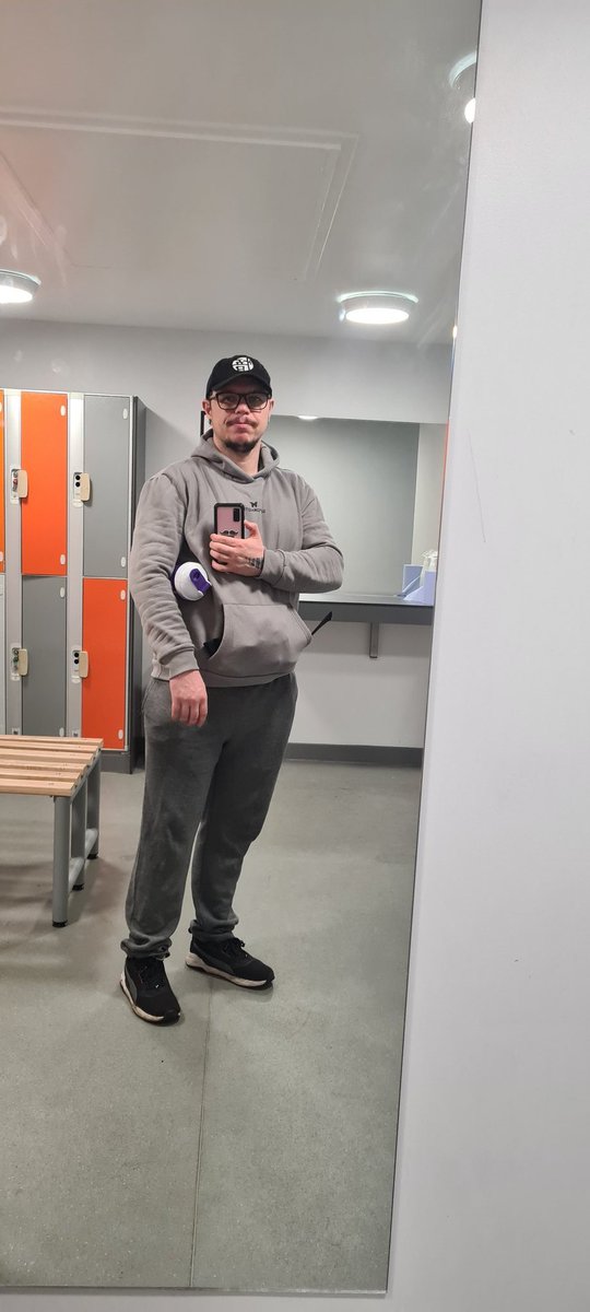 Madmarkmc88's tweet photo. Shift put in. Slightly let down. Managed to finish bicep&amp;back day, but left elbow was not wanting to put in the work... strapped up for support but still bothering me. Oh well, until next time "Cough cough" tomorrow 9.30 sharp 😄
BTW any tips welcome... #Gymbro #gymrat #gymlife https://t.co/xpCVXZCheD