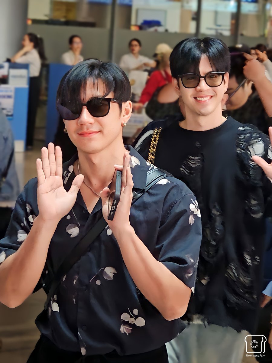 NompangJam's tweet photo. เช้า...น้อนแยมเดินนำ😎
บ่าย...พี่ภุมเร้กเดินนำ😎

คนนึงยิ้มชีวิตติดหล่อ คนนึงยิ้มตะล้ากสดใส แตกต่างอย่างลงตัวจริงๆ🤩🫰❤️
JAMFILM IN VIETNAM
#JamFilmFaceOfTheYearAwards https://t.co/ZawAkEK96v
