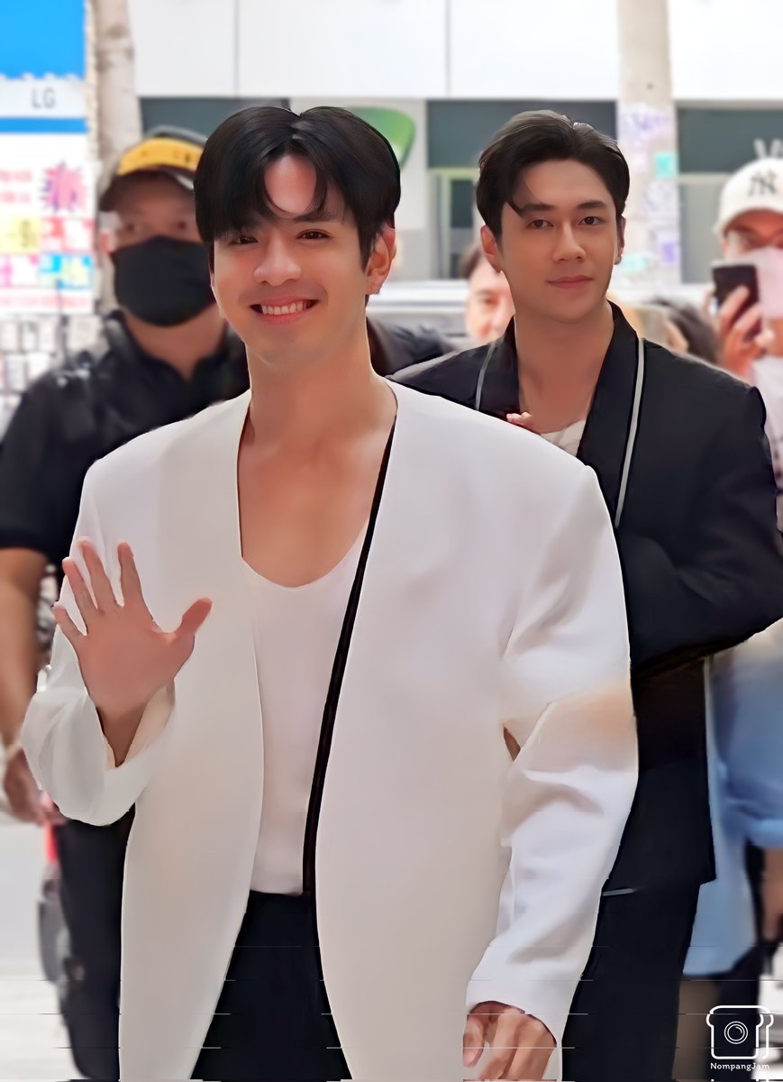 NompangJam's tweet photo. เช้า...น้อนแยมเดินนำ😎
บ่าย...พี่ภุมเร้กเดินนำ😎

คนนึงยิ้มชีวิตติดหล่อ คนนึงยิ้มตะล้ากสดใส แตกต่างอย่างลงตัวจริงๆ🤩🫰❤️
JAMFILM IN VIETNAM
#JamFilmFaceOfTheYearAwards https://t.co/ZawAkEK96v