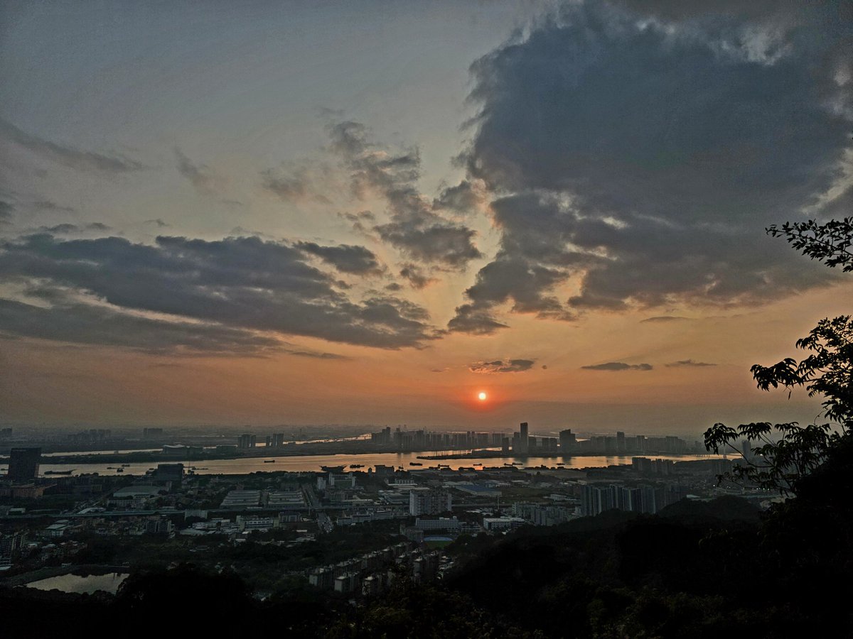 lauaagwan's tweet photo. 在最寒冷的季節享受著初秋的氣溫。
​山頂山望著夕陽於地平線消失不見。 https://t.co/0Fpr08ulc1