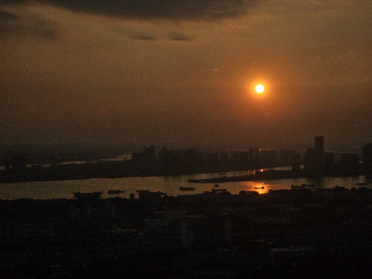 lauaagwan's tweet photo. 在最寒冷的季節享受著初秋的氣溫。
​山頂山望著夕陽於地平線消失不見。 https://t.co/0Fpr08ulc1
