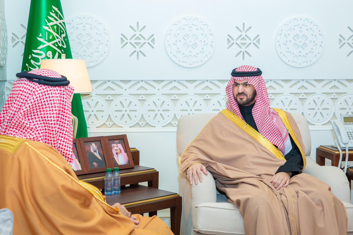 emara_sharqia's tweet photo. استقبل صاحب السمو الملكي الأمير سعود بن بندر بن عبدالعزيز #نائب_أمير_الشرقية
في مكتب سموه بديوان الإمارة اليوم الأربعاء مدير عام فرع وزارة الرياضة بالمنطقة الشرقية الأستاذ طارق بن محمد القحطاني .

وهنأ سمو نائب أمير المنطقة الشرقية، القحطاني بمناسبة تعيينه في منصبه بالمنطقة، سائلاً الله له دوام التوفيق والنجاح.

ورفع القحطاني الشكر لسمو نائب أمير المنطقة الشرقية على دعمه ومتابعته لمشاريع الرياضة بالمنطقة.