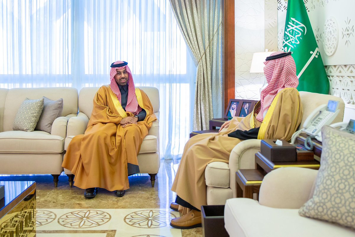 emara_sharqia's tweet photo. استقبل صاحب السمو الملكي الأمير سعود بن بندر بن عبدالعزيز #نائب_أمير_الشرقية
في مكتب سموه بديوان الإمارة اليوم الأربعاء مدير عام فرع وزارة الرياضة بالمنطقة الشرقية الأستاذ طارق بن محمد القحطاني .

وهنأ سمو نائب أمير المنطقة الشرقية، القحطاني بمناسبة تعيينه في منصبه بالمنطقة، سائلاً الله له دوام التوفيق والنجاح.

ورفع القحطاني الشكر لسمو نائب أمير المنطقة الشرقية على دعمه ومتابعته لمشاريع الرياضة بالمنطقة.