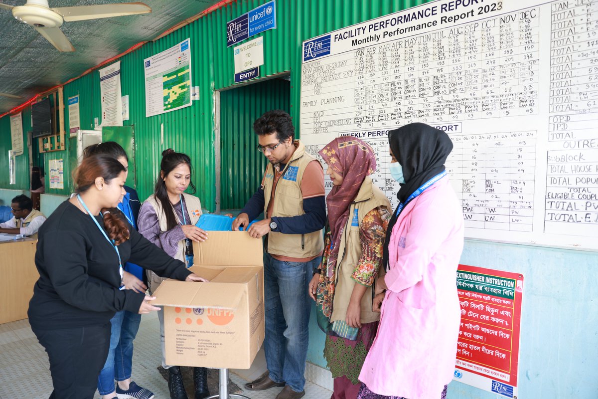 UNFPABangladesh's tweet photo. Responding to the devastating fire in #Rohingya Camp 5, impacting over 5000 refugees - @UNFPA and partners are on the ground, prioritizing #ReproductiveHealthServices and #GBV prevention for affected women and girls.
Essential kits distributed include MAMA kits & dignity kits. https://t.co/pHL3TeOEqb