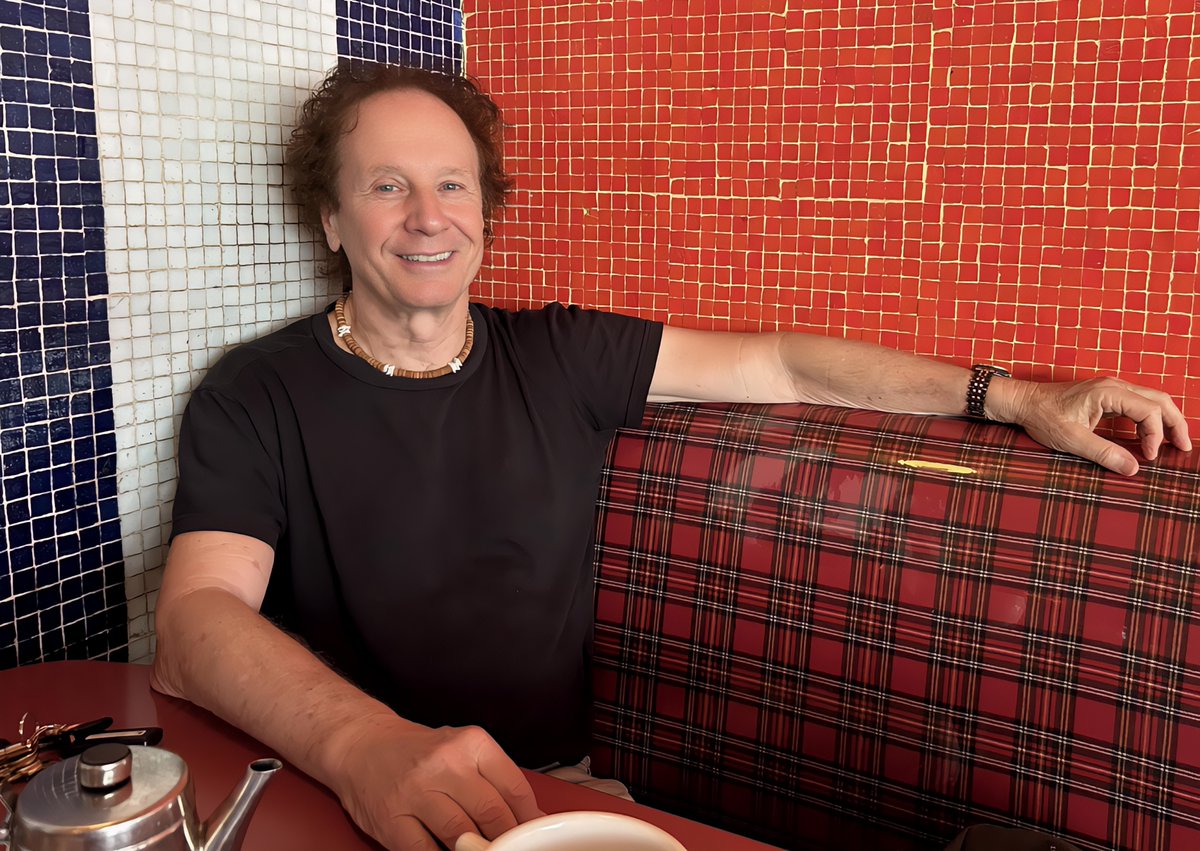 At_A_Glance_Mag's tweet photo. New Feature w/ @PeterFoldy! He shares about #Filmmaking as a #Screenwriter #Producer &amp; #Director!  Along w/ his music, find out what he's been up to since the last time we visited! Thanks for sharing your insights with us again, Peter!🎥🎞️🎶😊
#PeterFoldy

https://t.co/lB795hk8Bv https://t.co/4GfgYwqRB4
