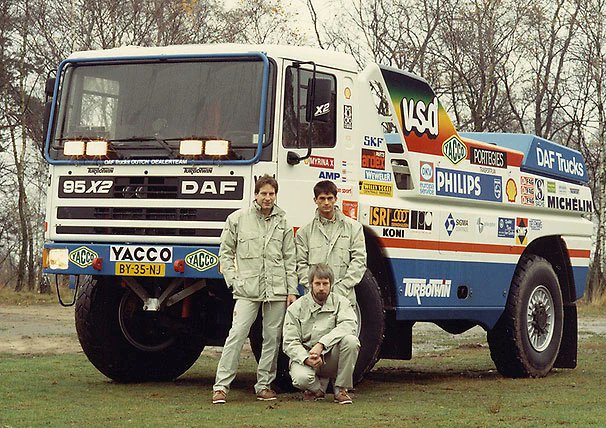 charly_potato's tweet photo. Y la bestia. Un DAF 95 TurboTwin X1 . Una bestia movida por 2 motores de 11,6 litros, 6 turbos y 600cv, uno para cada eje y que desarrollaba una potencia conjunta de 1200 cv salidos del mismísimo inframundo. 0 a 100 en 8'5 segundazos, algo increíble para un camión.😈

#Dakar #DAF https://t.co/1tv0RxBm85