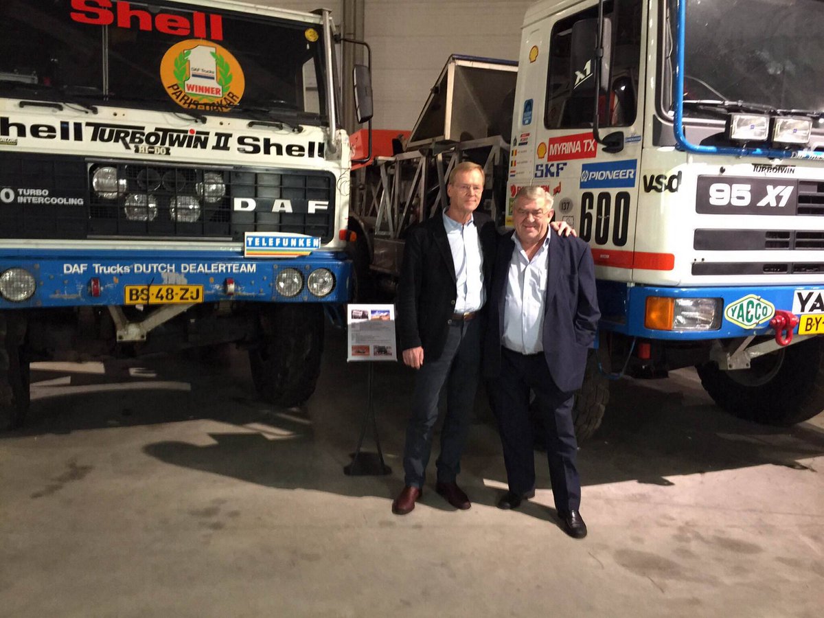 charly_potato's tweet photo. Gracias a estas dos máquinas y al arrojo de Jan de Rooy con su monstruo bimotor, nos dejaron uno de los adelantamientos más bonitos e increíbles del #motorsport en su época dorada.

#Dakar https://t.co/OvX2g2dLEG