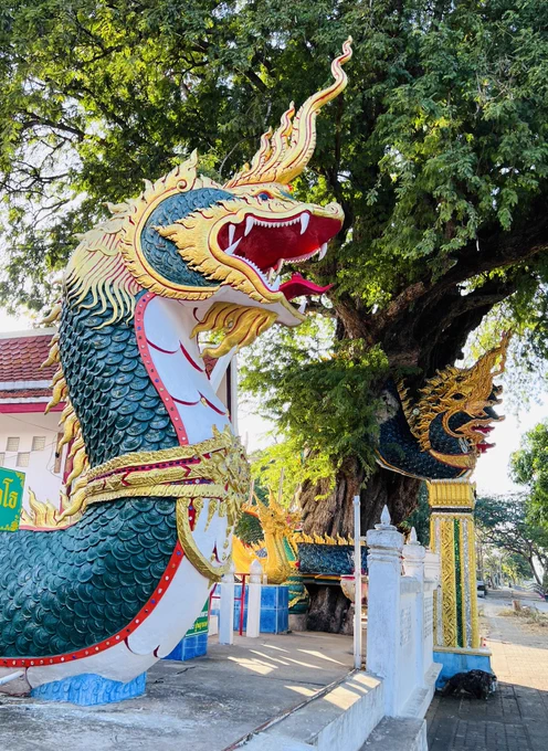 メコン川沿いの街ケーマラートにて、メコン川を望む2柱のナーガ像のある寺院。 
