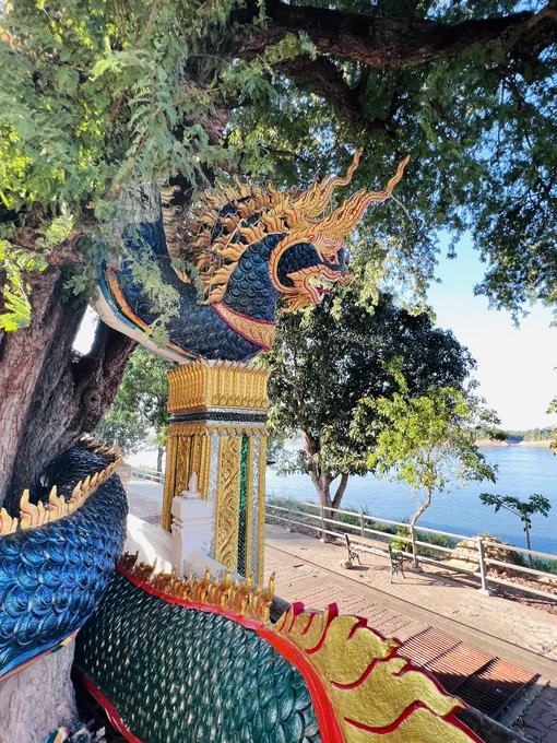 メコン川沿いの街ケーマラートにて、メコン川を望む2柱のナーガ像のある寺院。 