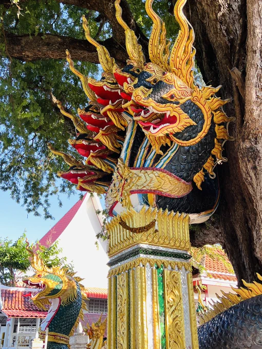 メコン川沿いの街ケーマラートにて、メコン川を望む2柱のナーガ像のある寺院。 