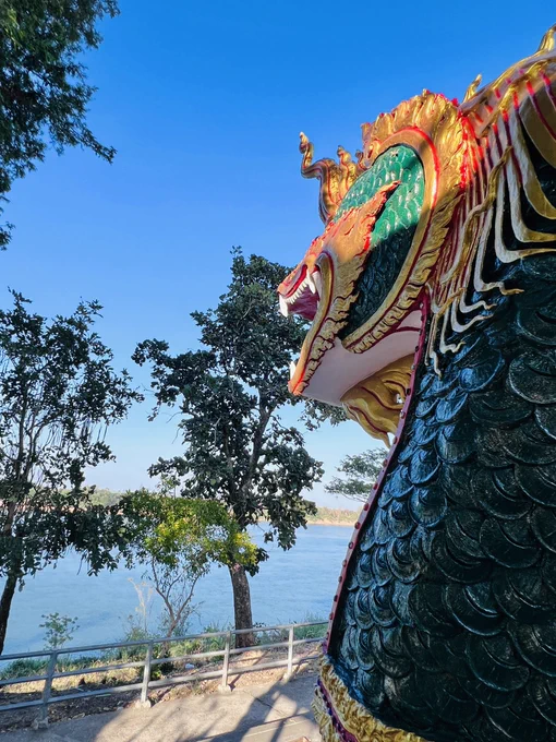 メコン川沿いの街ケーマラートにて、メコン川を望む2柱のナーガ像のある寺院。 
