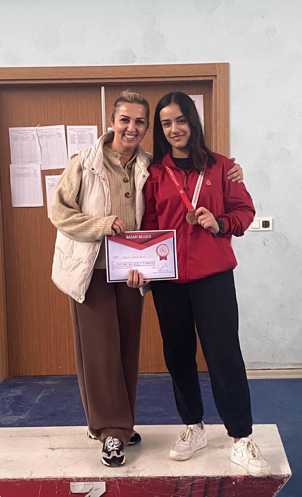 Mersin'de yapılan okullar arası Bilek Güreşi yarışmasında sağ bilek 55 kiloda öğrencimiz Hilal AKBABA 3. olmuştur. Sağ bilek 50 kiloda Belinay KIZILBUĞ 4. olmuştur
<a href="/fazilet_durmus/">Fazilet Öğretmen 🇹🇷</a> <a href="/BaykalBasdemir/">Baykal BAŞDEMİR</a> <a href="/kutlutekinbas/">Kutlutekin BAŞ</a> <a href="/OguzhanTulucu/">Oğuzhan TÜLÜCÜ</a> <a href="/CiceYusuf/">Yusuf CİCE</a>
<a href="/hakanguricin/">HakanGüriçin</a> <a href="/SelimOnay5/">Selim Onay</a> <a href="/toroslarmem/">Toroslar İlçe Milli Eğitim Müdürlüğü</a>