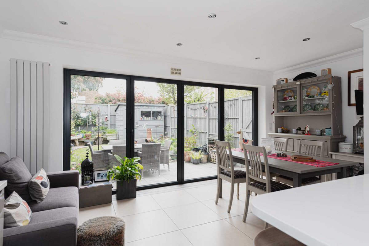 PA_Lettings's tweet photo. Our *LETTING OF THE WEEK*

Livingstone Park, Epsom £2,700pcm

** LARGE TOWN HOUSE **The Personal Agent are pleased to offer this beautiful family town house located towards the end of a cul-de-sac in the heart of the highly desirable Livingstone Park. 

https://t.co/p0M0Jj2tpZ https://t.co/JKZMBGmDUY