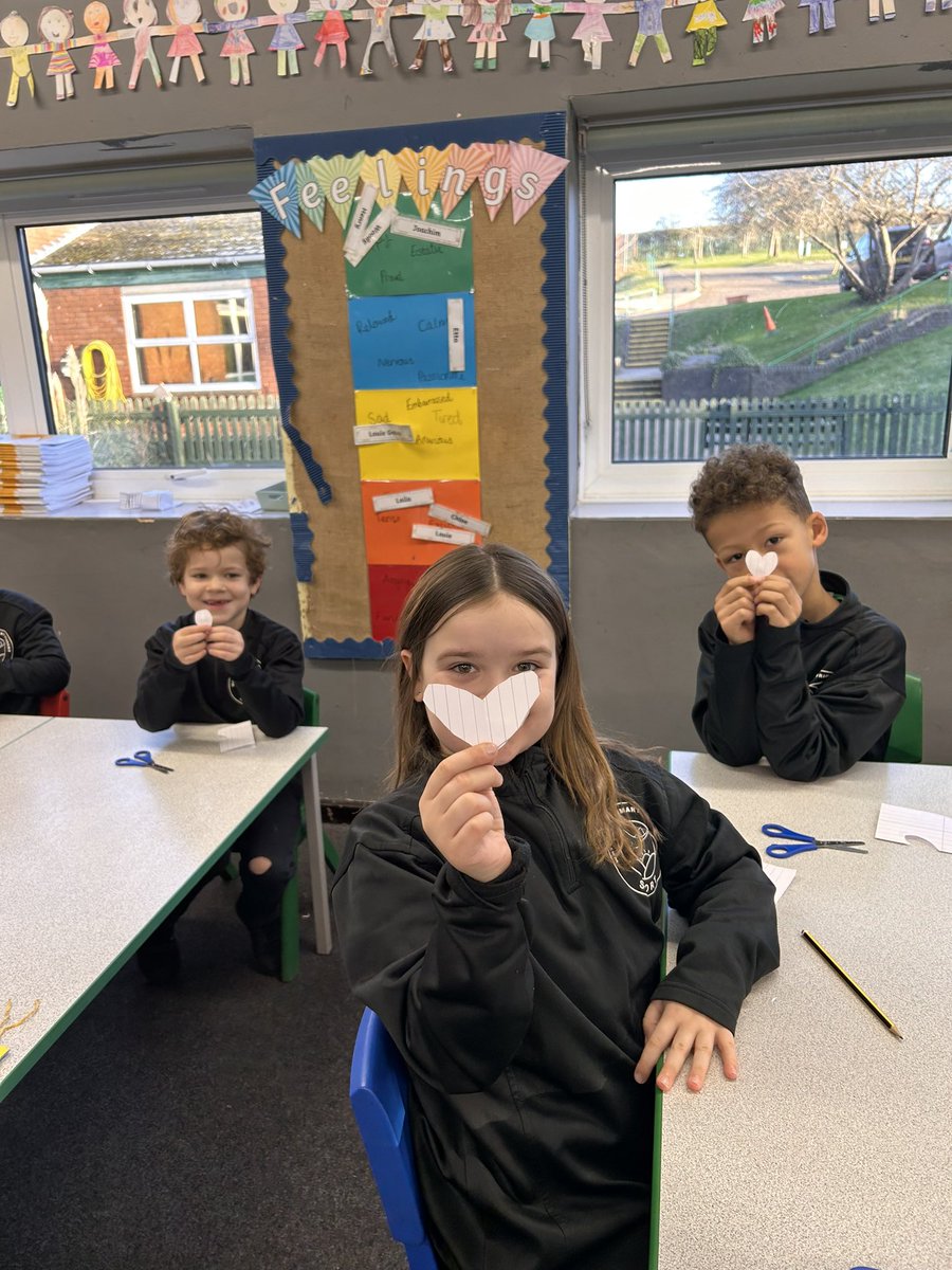 Misbourne_WPA's tweet image. Working on lines of symmetry this morning during maths! #WatersideMaths 💚