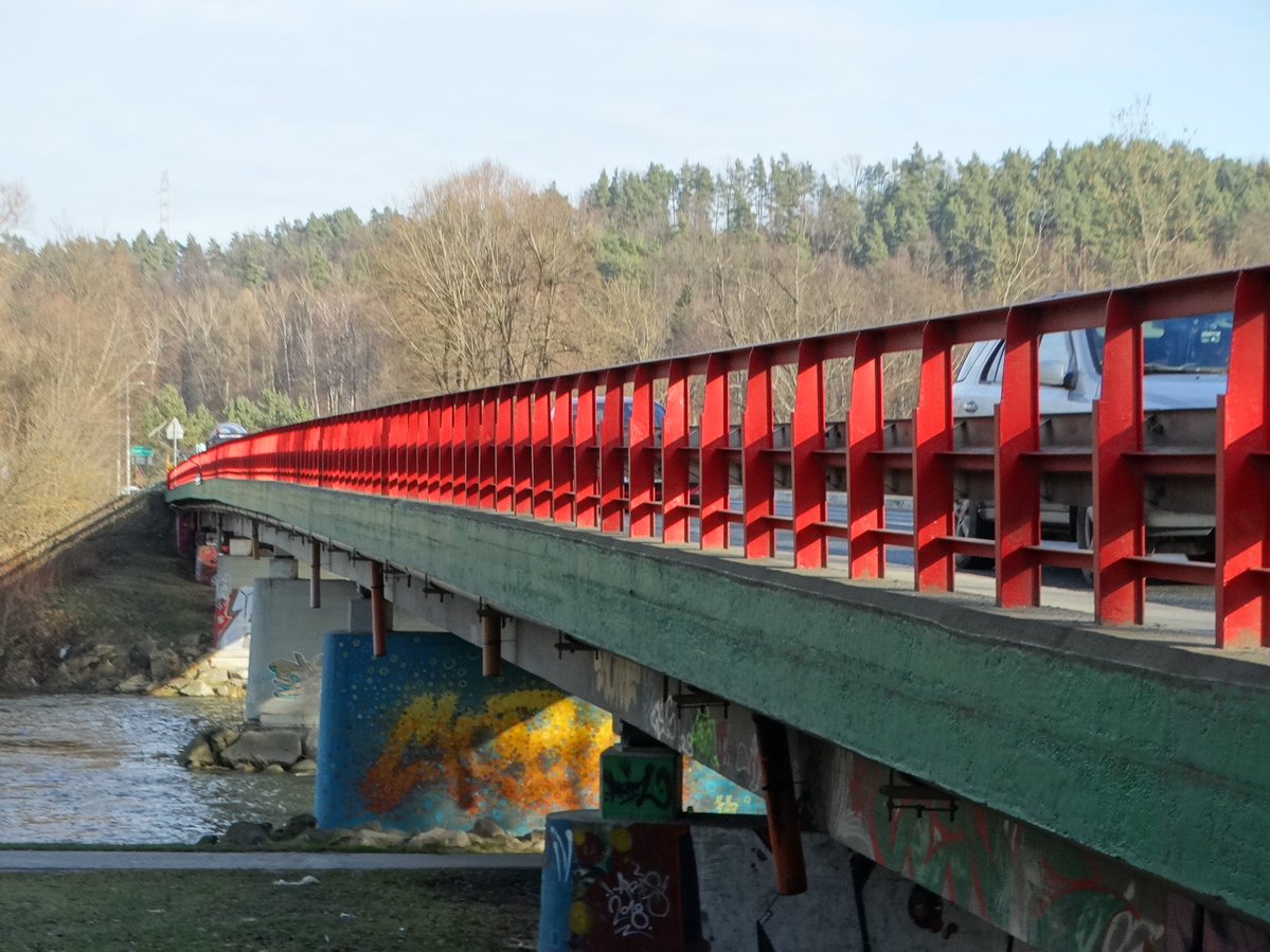 GDDKiA_Krakow's tweet photo. Otworzyliśmy oferty w przetargu🗃️
3 firmy chcą zaprojektować nowy most nad #Poprad na #DK87🌉
Stary most z 1964 r. jest już dość wysłużony.
Inwestycję planujemy na lata 2025-2027. W czasie budowy powstanie most tymczasowy między #NowySącz a #StarySącz🏗️
@GDDKiA @MI_GOV_PL https://t.co/DV9YDDbthX