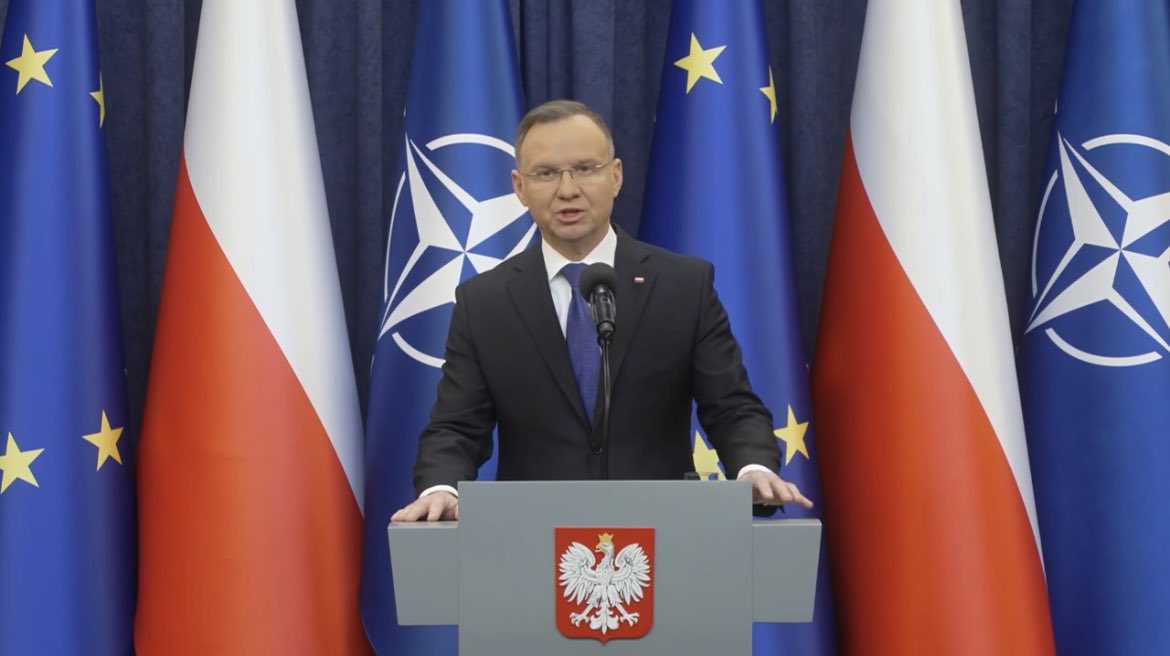 Nawet przy skutecznym prawie łaski, którego w przypadku M. Kamińskiego i M. Wąsika nie było, co potwierdził SN, głowa państwa nie uniewinnia. Prezydent w swoich wypowiedziach brzmi, jakby nie respektował trójpodziału władzy.