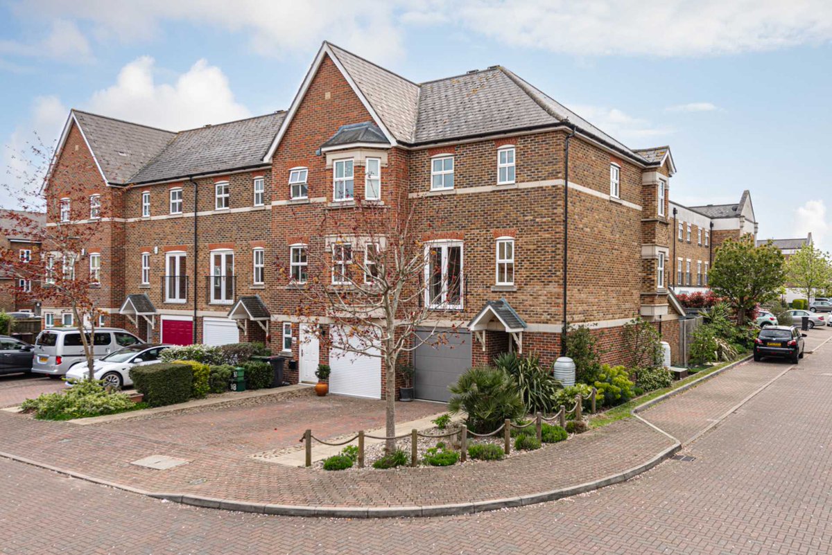 PersonalAgentUK's tweet photo. Our *LETTING OF THE WEEK*

Livingstone Park, Epsom £2,700pcm

** LARGE TOWN HOUSE **The Personal Agent are pleased to offer this beautiful family town house located towards the end of a cul-de-sac in the heart of the highly desirable Livingstone Park.

https://t.co/86CZiweWPo https://t.co/mcdlrkgtLe