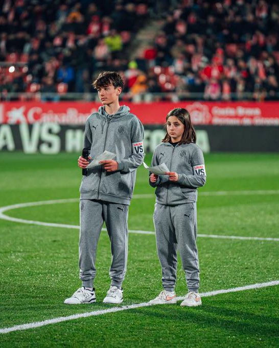 ❤️🤍 Abans del partit contra l'Atleti, Guiu Cortés i Irina Martí, jugadors de la base, van llegir un manifest sobre un futbol lliure d’odi.

#OrgullGironí #GFCAcadèmia