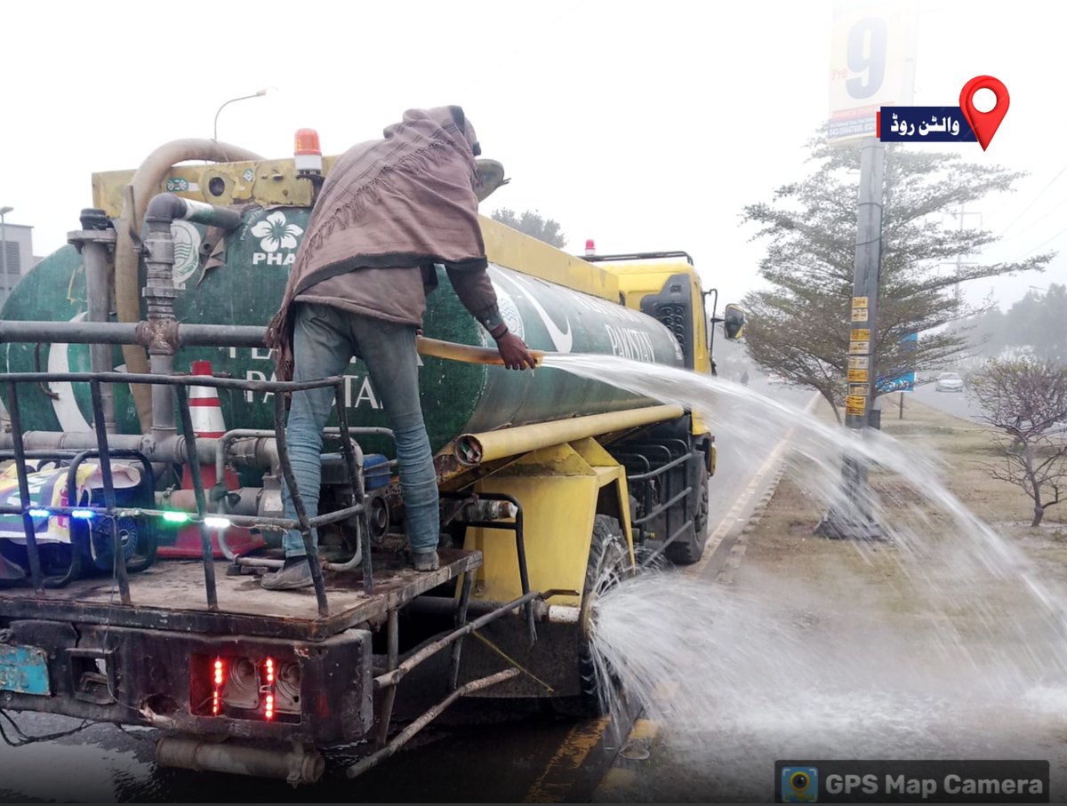 PhaLhr's tweet image. پارکس اینڈ ہارٹی کلچر اتھارٹی کی واٹر ٹینک گاڑی والٹن روڈ کی گرین بیلٹ پر پانی لگا رہی ہے۔

#Treewatering #Lahore