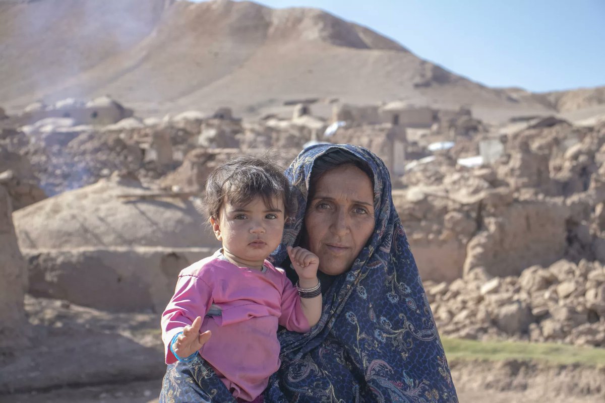 UNICEF_EU's tweet photo. With 30,000 homes damaged in western Afghanistan’s earthquakes, our cash assistance helps children and families meet urgent needs.
In partnership with🇪🇺@eu_echo, @UNICEF is providing cash to families who need food, warm clothes or other supplies in the aftermath of the emergency. https://t.co/AZMqMAh89H