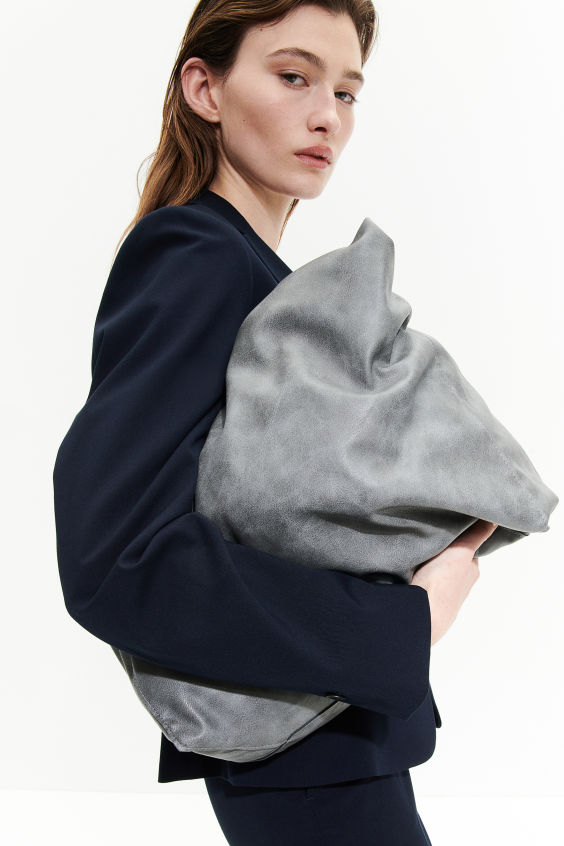 Chereenie's tweet image. dear @hm for your next shoot with models can you tell them to pose SHOWING the item they're modeling, i really like the arm of this blazer, hopefully, the rest of it matches!!