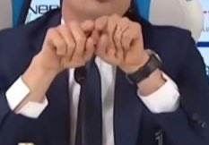 Passato un esame da 1600 pagine rispondendo alle tre domande con i punti ESSENZIALI senza perdermi in giochismi inutili atti ad arricchire le risposte e a far lievitare il voto.

19/30

IL MUSO.

LODE A TE, O MASSIMILIANO