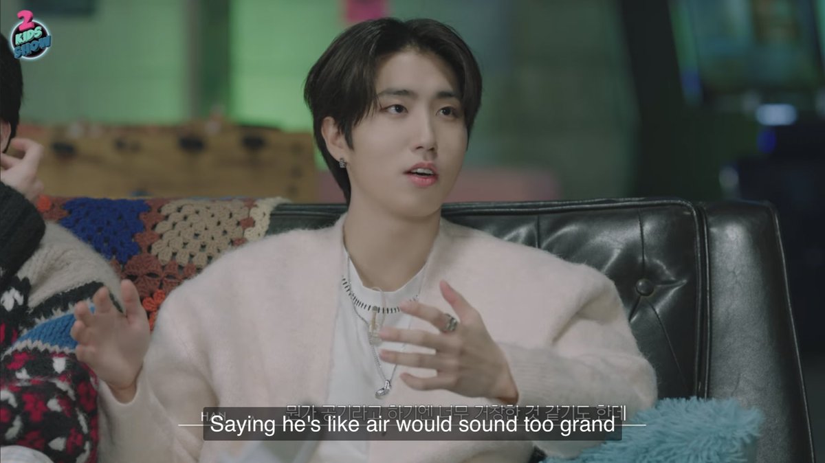 golflefleur's tweet photo. han trying to find metaphors for him and lee know’s relationship then admitting that he was actually too shy to say (what he actually thinks) that he feels like lee know is the air that surrounds him https://t.co/Zhoz5AyZEs