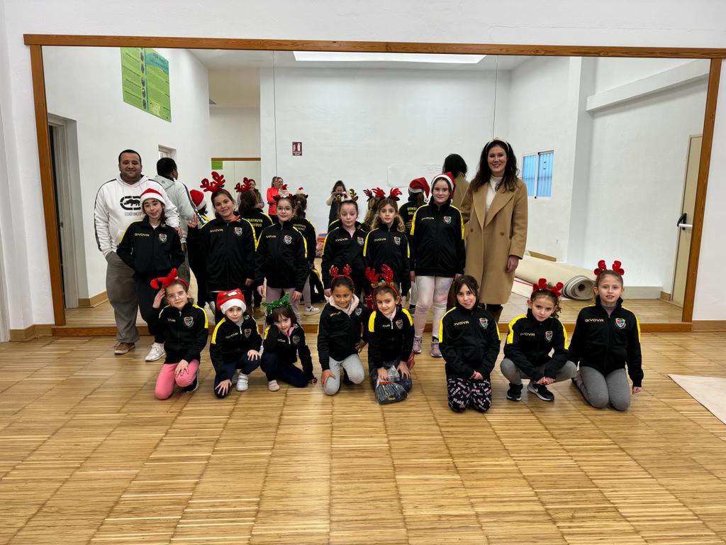 🤸🏼‍♀️ El grupo de Gimnasia Rítmica de Cuevas Bajas también ha recibido ya de manos del Ayuntamiento el nuevo material deportivo que se le hace entrega para cada temporada.

❤️ Cuevas Bajas apuesta por el deporte.

#CuevasBajas #sierranortedemálaga #LaVillaMorá #ViveCuevasBajas