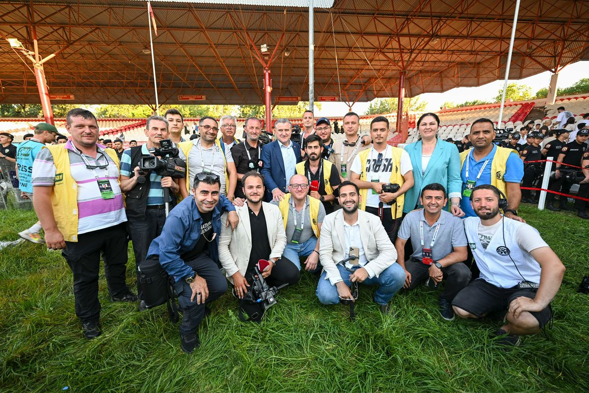 Perde arkasındaki kahramanlar...📸

Sesimizi, sözümüzü, hizmetlerimizi milletimize duyuran fedakâr gazetecilerimizin günü kutlu olsun.

#10OcakÇalışanGazetecilerGünü