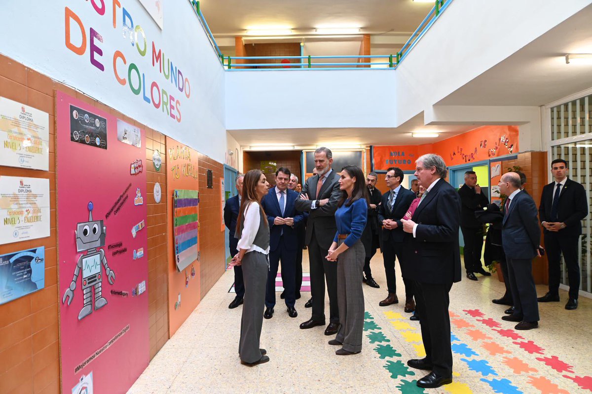 FPdGi's tweet photo. Empieza la visita de los Reyes al @CEIPGumersindo de #León

Hoy entregamos el Premio Princesa de Girona Escuela del Año a este centro de educación infantil y primaria https://t.co/BTE5HAXpUY