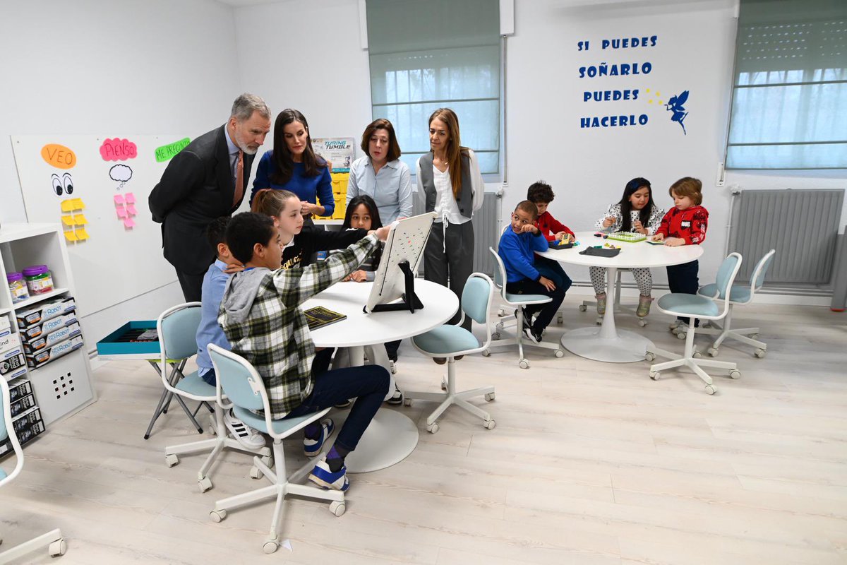 FPdGi's tweet photo. Empieza la visita de los Reyes al @CEIPGumersindo de #León

Hoy entregamos el Premio Princesa de Girona Escuela del Año a este centro de educación infantil y primaria https://t.co/BTE5HAXpUY