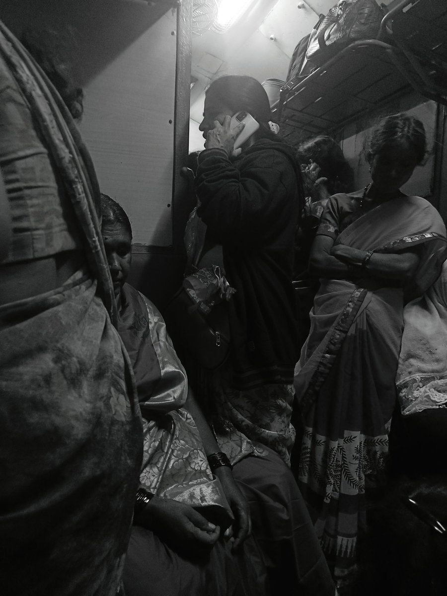 MTReddy554's tweet photo. PS 1 :Just AMMA gng with the trend 📉 #AnimalTheFilm #Jamaljamal 
PS 2: I die my die whyy for youuuu?? #kedakola 
PS 3&amp;4: This are the some shots I captured in my 3 hrs journey That was something common for us THE MIDDLE CLASS... But GOVT have a look into trains of the nation!!! https://t.co/is3v7xGaJ7