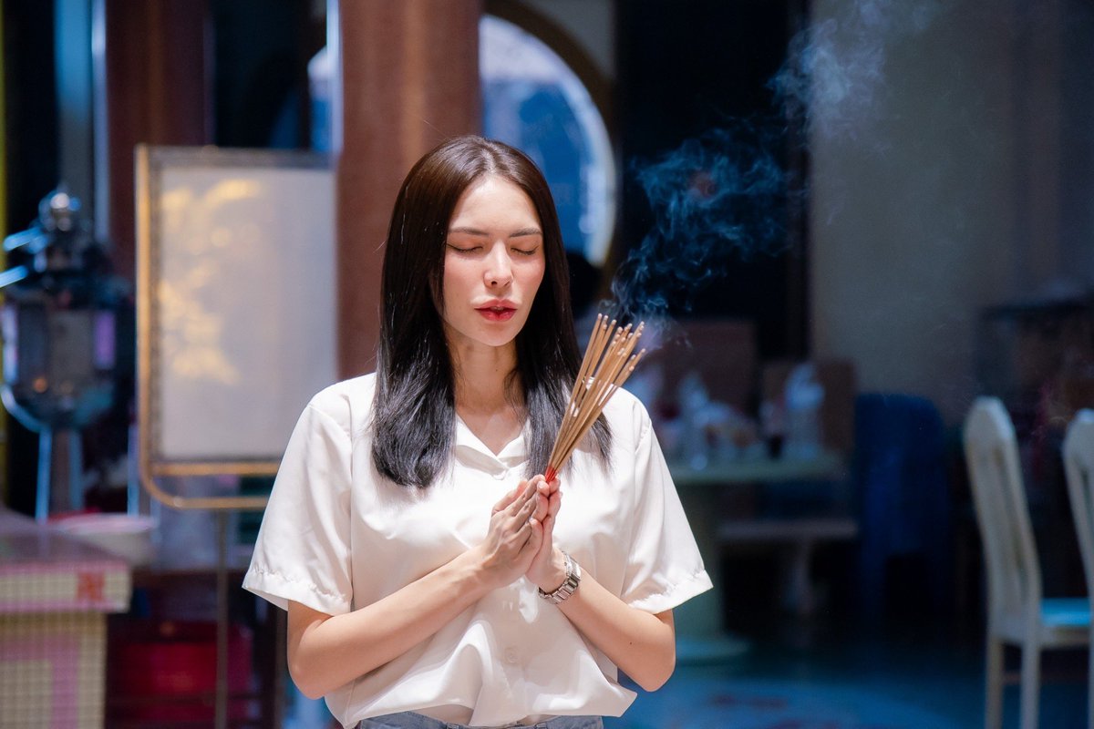 MissGrandTH's tweet photo. 🐲 เปิดศักราชใหม่ด้วยน้ำหอม FINVERR กลิ่น Glitzy คอลเลคชั่นพิเศษต้อนรับ “ยุค 9 ปีมังกรทอง“ เสริมความเป็นสิริมงคล ✨

ผ่านการทำพิธีอย่างเข้มขลังเพียง 99,999 ขวด โดย ”ชาล็อต ออสติน“ เป็นตัวแทนในการทำพิธีครั้งนี้ 🧧

จำหน่ายแล้ววันนี้ในราคา 199 บาท (ค่าจัดส่ง 50 บาท)
📱สั่งซื้อผ่านไลน์ : https://t.co/EmrGN3RQzm  
หรือสามารถกดตะกร้าใน TikTok: MGI SHOP 

#มิสแกรนด์ซอฟต์พาวเวอร์ออฟไทยแลนด์
#MissGrandSoftPowerOfThailand
#MissGrandThailand
#MissGrandThailand2024 
#WeAreGRANDthe1andOnly
#เวทีอันดับ1ของประเทศไทย 
#มิสแกรนด์เวทีเพื่อประชาธิปไตย
#นับจากนี้ทุกพื้นที่มีแต่แกรนด์
