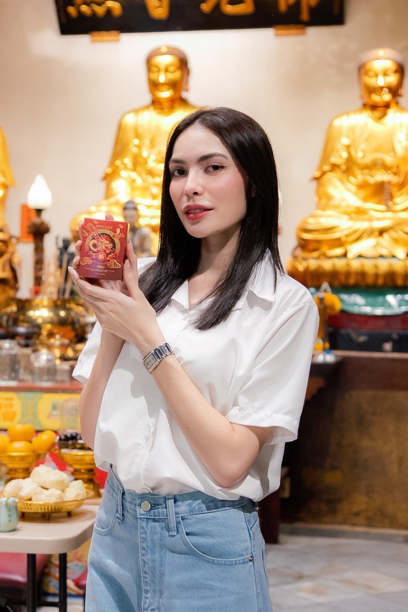 MissGrandTH's tweet photo. 🐲 เปิดศักราชใหม่ด้วยน้ำหอม FINVERR กลิ่น Glitzy คอลเลคชั่นพิเศษต้อนรับ “ยุค 9 ปีมังกรทอง“ เสริมความเป็นสิริมงคล ✨

ผ่านการทำพิธีอย่างเข้มขลังเพียง 99,999 ขวด โดย ”ชาล็อต ออสติน“ เป็นตัวแทนในการทำพิธีครั้งนี้ 🧧

จำหน่ายแล้ววันนี้ในราคา 199 บาท (ค่าจัดส่ง 50 บาท)
📱สั่งซื้อผ่านไลน์ : https://t.co/EmrGN3RQzm  
หรือสามารถกดตะกร้าใน TikTok: MGI SHOP 

#มิสแกรนด์ซอฟต์พาวเวอร์ออฟไทยแลนด์
#MissGrandSoftPowerOfThailand
#MissGrandThailand
#MissGrandThailand2024 
#WeAreGRANDthe1andOnly
#เวทีอันดับ1ของประเทศไทย 
#มิสแกรนด์เวทีเพื่อประชาธิปไตย
#นับจากนี้ทุกพื้นที่มีแต่แกรนด์