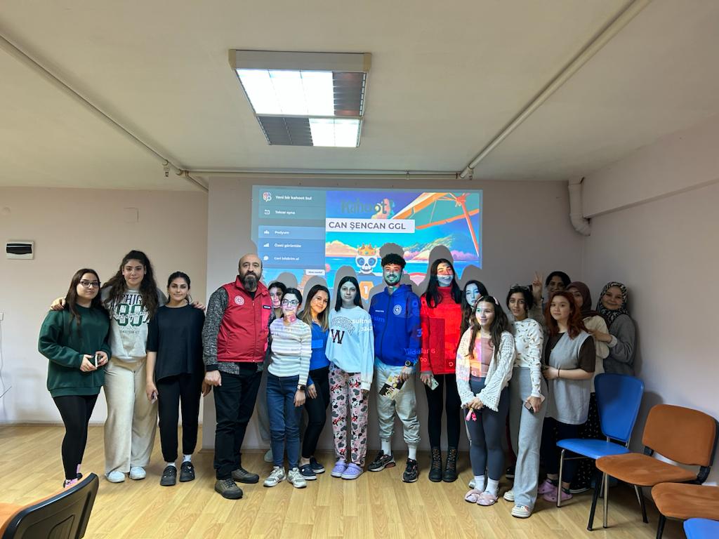 GSB_NazilliGM's tweet photo. KAHOOT Bilgi yarışmamızı Sultanhisar Kyk yurdunda gerçekleştirdik. 👍 Gençlerimizle bilgi dolu eğlenceli zamanlar geçirdik.
#MerkezimHerYerde https://t.co/alTfKyZkwu