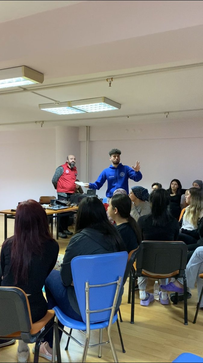 GSB_NazilliGM's tweet photo. KAHOOT Bilgi yarışmamızı Sultanhisar Kyk yurdunda gerçekleştirdik. 👍 Gençlerimizle bilgi dolu eğlenceli zamanlar geçirdik.
#MerkezimHerYerde https://t.co/alTfKyZkwu