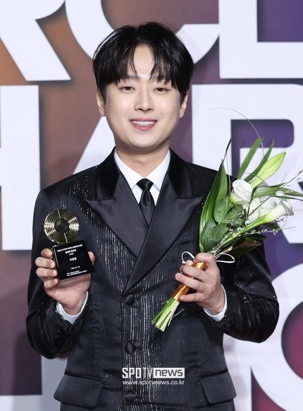 chanforever1101's tweet image. 올해의 장르상을 수상한 가수 이찬원이 포즈를 취하고 있다.🏆💐

#이찬원 #써클차트뮤직어워즈2023