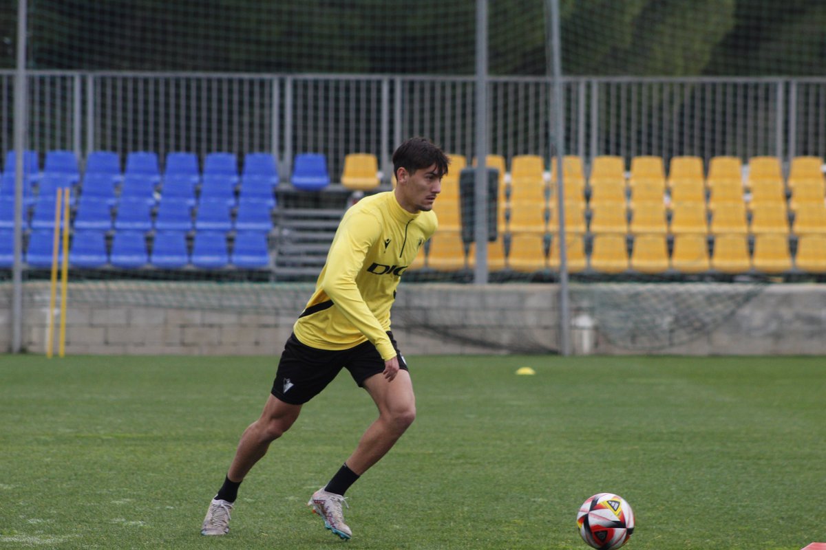 Cadiz_CFCantera's tweet photo. ⚽️ @curromv6 https://t.co/V0zYxhWegQ
