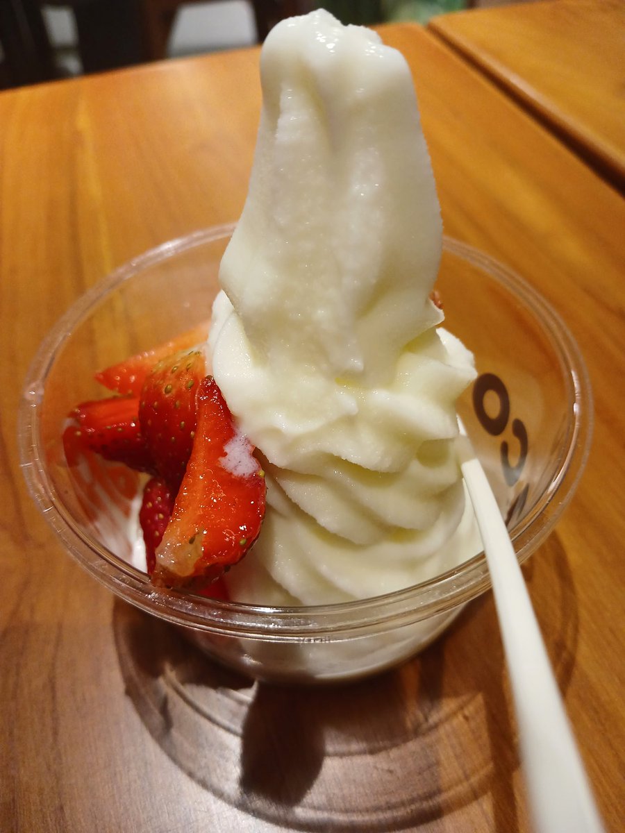 prettyprawns's tweet photo. setelah setahun akhirnya berani order ini lagi huehe jcool single w/ strawberry topping! <3 https://t.co/oKyC4ndRxy