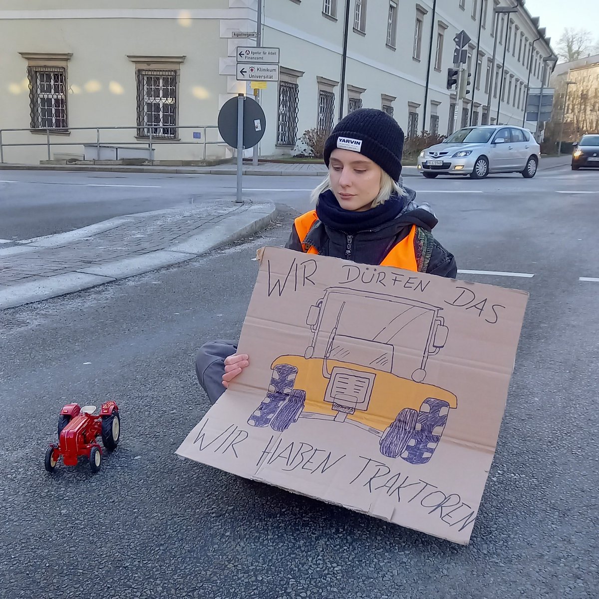 🦺🚜 Nächster Protest gestartet!
Gerade in Passau: 

Die Proteste der Bäuer:innen zeigen: 

Man kann sich durch Straßenblockaden und Demonstrationen mit massiven Verkehrsbeeinträchtigungen ungemein schnell und effektiv Gehör bei der Bundesregierung verschaffen.