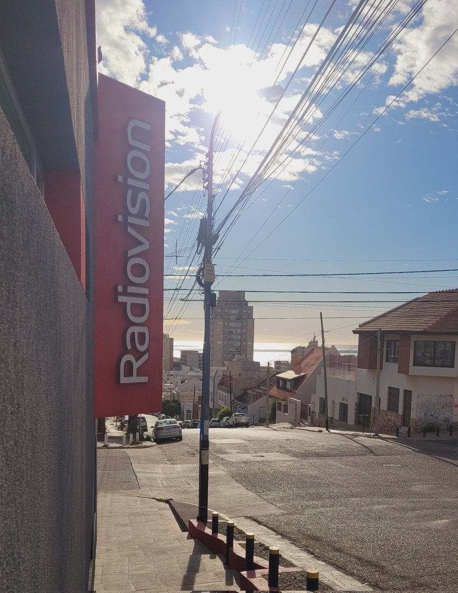 verodelaguinda's tweet photo. #LaMañanadeHoy de 8 a 13h por @Radiovision995 con @CesLocu 

📻 99.5mhz 
🌐 https://t.co/diEq3XcKmK 

#radio #comodororivadavia https://t.co/wJjzdXVU90